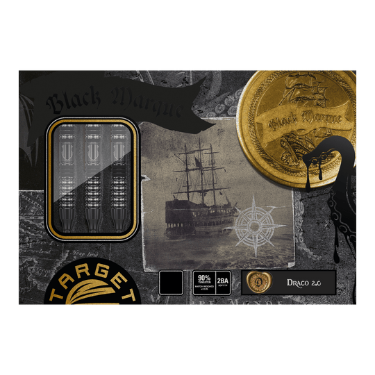 Měkké šipky Target Japan Black Marque Draco GEN2 - 20g Die Abbildung zeigt die Verpackung der "Target Japan Black Marque Draco GEN2 Softdarts - 20g". Auf der Schachtel sind drei schwarze Darts, ein goldener Münzaufdruck, ein Segelschiff und verschiedene dekorative Elemente zu sehen.