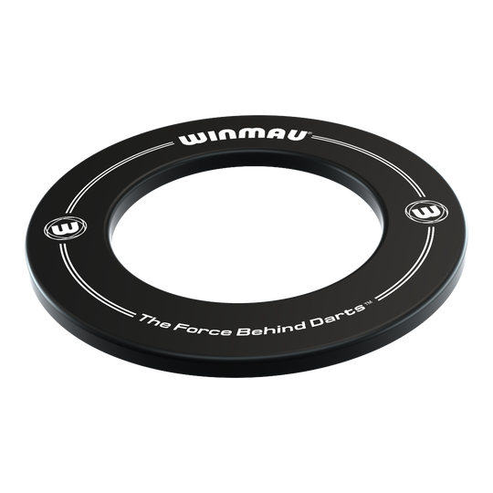 Winmau Dartboard Surround 2022 Auf dem Bild ist ein schwarzer Dartboard-Surround der Marke Winmau zu sehen. Auf dem Surround steht der Slogan „The Force Behind Darts“.