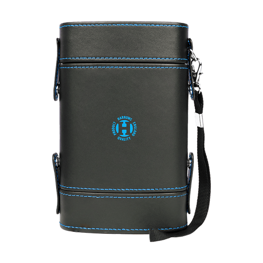 HRT-16419_Harrows_Prima_Dartcase_Aqua_2 Das Bild zeigt das Produkt "Harrows Prima Dartcase". Es ist ein schwarzes Dart-Etui mit blauen Nähten und einem Tragegurt.