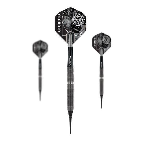 Das Bild zeigt drei Softdarts des Modells "Winmau Callisto 03" mit einem Gewicht von 20g. Die Darts haben schwarze Flights mit geometrischem Muster und schwarzen Schäften.