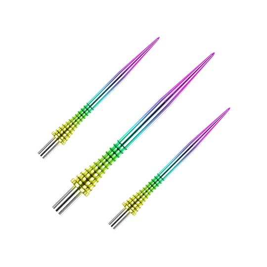 Das Bild zeigt drei bunte Steeldartspitzen mit einem Regenbogen-Farbverlauf. Die Spitzen haben einen strukturierten, gelb-grünen Griffbereich und gehören zum Produkt "Red Dragon Raptor Gripped Rainbow Steeldartspitzen 38mm".