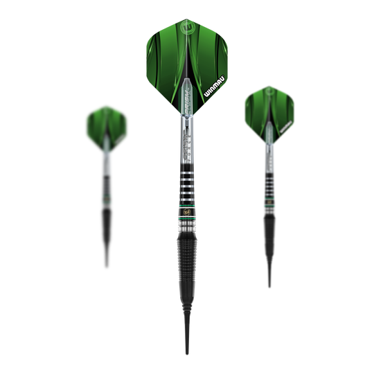 Měkké šipky Winmau Sniper Black 2025 - 20g Das Bild zeigt drei Winmau Sniper Black 2025 Softdarts mit einem Gewicht von 20g. Die Darts haben grüne Flights und ein schwarzes, silbernes Barrel-Design.