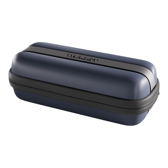 Pouzdro na šipky Target BOA Das Bild ist eine Detailansicht eines Dartcase in Navy und Dunkelgrau. Das Etui bietet Schutz und Aufbewahrung für Darts.