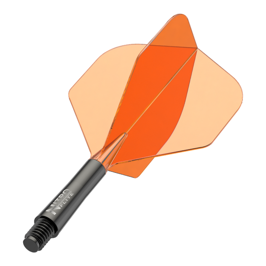 Auf dem Bild ist ein schwarzer Dartschaft mit orangefarbenen Flights zu sehen. Es handelt sich um ein Zubehör für Dartpfeile.