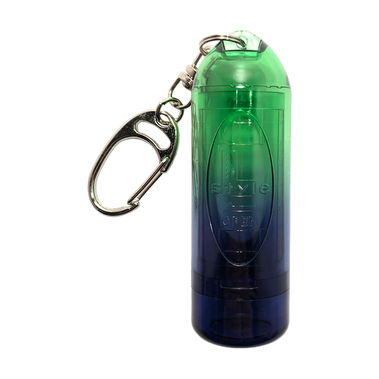 L9LIPSTOCK-IdealGreen_L-Style_Lipstock_Twin_Color_Ideal_Green_Spitzencase_1 Das Bild zeigt das Produkt "L-Style N9 Lipstock Twin Color Spitzencase" in den Farben Grün und Blau. Das Spitzencase ist mit einem silbernen Karabinerhaken ausgestattet.
