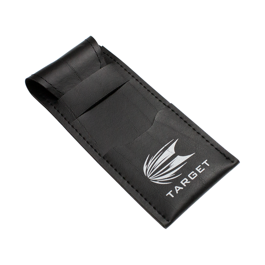 Target-Dart-Wallet Das Bild zeigt ein schwarzes Etui mit dem weißen Logo und Schriftzug "TARGET" darauf. Es dient zur Aufbewahrung von Softdarts, wie zum Beispiel den Target RVB 80% Black Tungsten Softdarts.