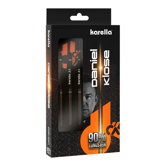 Karella Daniel Klose měkké šipky Auf dem Bild ist die Verpackung der „Karella Daniel Klose Softdarts“ zu sehen. Die Darts bestehen zu 90 % aus Tungsten und werden in einer schwarzen, auffällig gestalteten Box präsentiert.