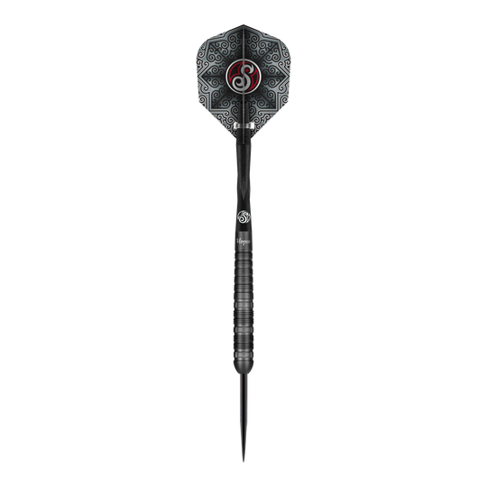 Šipky Shot Pro-Series Haupai Puha 2 ocelové - 24g Das Bild zeigt einen Shot Pro-Series Haupai Puha 2 Steeldart mit einem Gewicht von 24g. Der Dart ist schwarz und hat ein auffälliges, gemustertes Flight-Design.