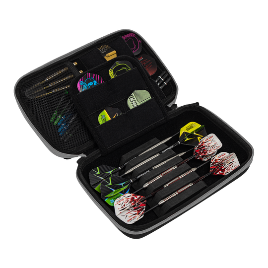 Peněženka na šipky Harrows Smart Case XL Das Bild zeigt ein geöffnetes Dart-Etui mit mehreren Darts und Zubehörteilen ordentlich verstaut. Die Aufbewahrungstasche ist schwarz und bietet verschiedene Fächer für Flights und Ersatzteile.