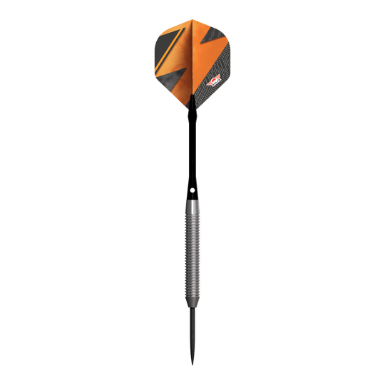 Šipky Bulls NL Lightning Orange Steel Darts Das Bild zeigt den Steeldart "Bulls NL Lightning Orange" mit einer auffälligen orangenen und schwarzen Flight. Der Schaft ist silberfarben und geriffelt, während die Dartspitze schwarz ist.