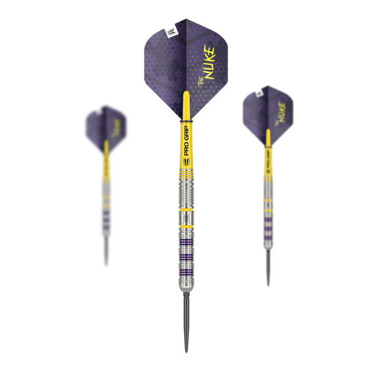 Šipky Target Luke Littler Loadout Swiss Point Steel Das Bild zeigt die Target Luke Littler Loadout Swiss Point Steeldarts. Die Darts sind silberfarben mit gelben und violetten Akzenten und haben violette Flights mit der Aufschrift "The Nuke".