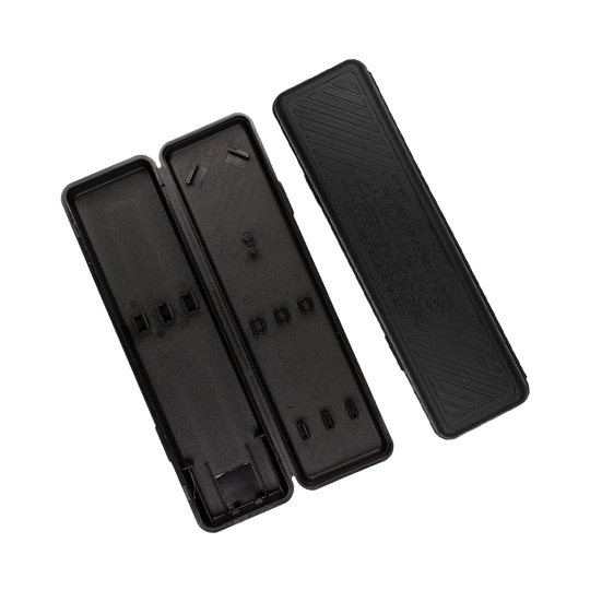 Harrows_Plastikbox9Kt8v1BVDeNHg Das Bild zeigt ein offenes schwarzes Kunststoffetui für Darts. Auf dem Deckel ist das Logo „Harrows Darts Technology“ zu sehen.