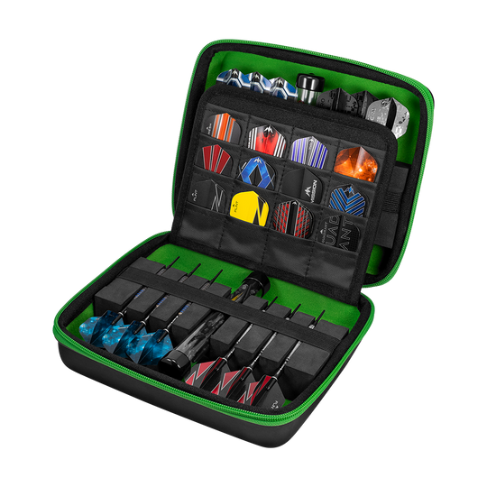 In diesem Bild sieht man ein aufklappbares Dart-Set in einer schwarzen Hülle mit grünem Innenfutter. Verschiedene Dartpfeile und Flights sind ordentlich in Fächern und Halterungen angeordnet.