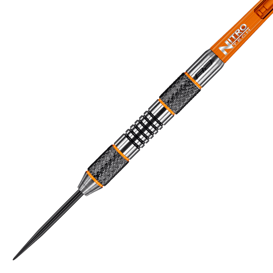 Red Dragon Amberjack 5 ocelových šipek - 24g Dies ist ein Red Dragon Amberjack 5 Steeldart mit einem Gewicht von 24 Gramm. Der Dart hat ein silbernes und schwarzes Design mit orangenen Akzenten und einem Nitro Tech Schaft.