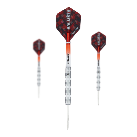 Ocelové šipky Unicorn Ballista Style 1 Das Bild zeigt drei Steeldarts des Modells "Unicorn Ballista Style 1". Die Darts haben silberne Spitzen und Schäfte mit rot-schwarzen Flights, auf denen "Ballista" steht.