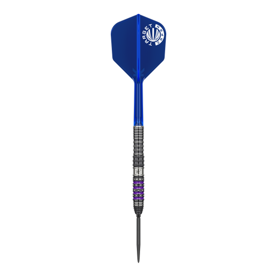 Das Bild zeigt einen Target Japan Prime Series Sirius GEN4 Swiss Point Steeldart. Der Dart hat eine blaue Flight mit weißem Logo und ein metallisches Barrel mit lilafarbenen Akzenten.