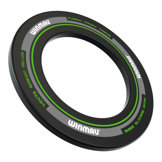 Das Bild zeigt das Winmau Advance Dartboard Surround in Schwarz und Grün. Es ist ein runder Schutzring, der um eine Dartscheibe gelegt wird, um die Wand vor Pfeiltreffern zu schützen.