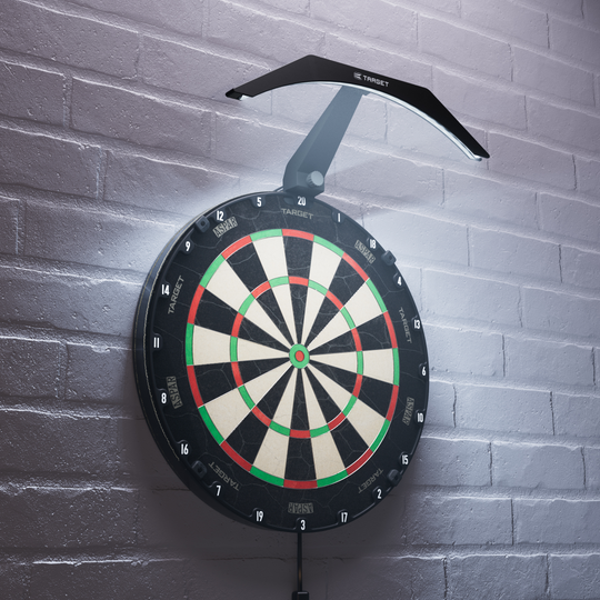 Osvětlení terče Target ARC V2 Das Bild zeigt eine Dartboard-Beleuchtung namens "Target ARC V2", die über einem Dartboard an der Wand montiert ist. Das Licht leuchtet das Dartboard gleichmäßig aus und sorgt für eine klare Sicht auf die Felder.