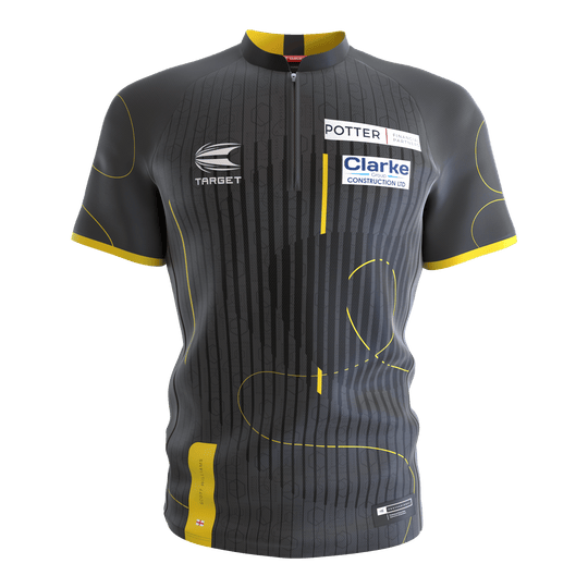 Tričko Scott Williams s potiskem Target Coolplay bez límce Das Bild zeigt ein kurzärmliges Dartshirt ohne Kragen in dunklem Grau mit gelben Akzenten. Auf dem Shirt befinden sich Sponsorenlogos sowie dezente Musterlinien.