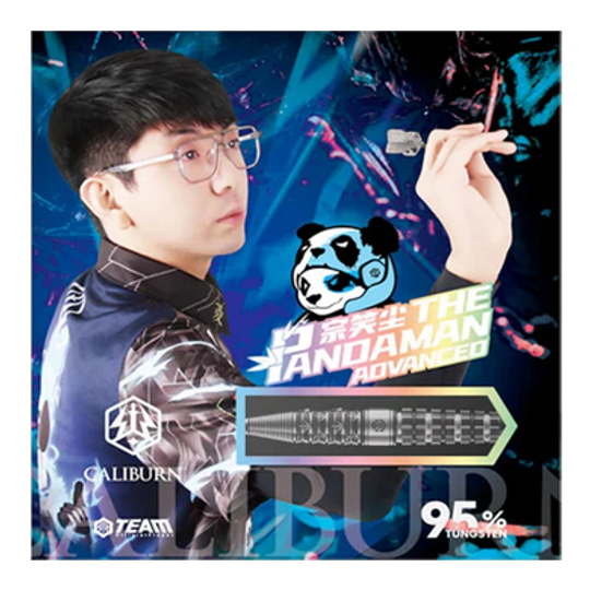 Das Bild zeigt die Steeldarts "Caliburn Player The Pandaman Advanced" mit einem Gewicht von 23g. Im Vordergrund ist ein Spieler mit Dartpfeil sowie das Produktdesign und ein Panda-Logo zu sehen.