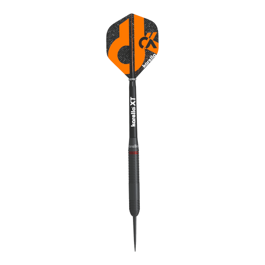 Ocelové šipky Karella Daniel Klose Der Karella Daniel Klose Steeldart ist ein schwarzer Dartpfeil mit orangem Design auf dem Flight. Auf dem Schaft steht "karella XT" und der Flight trägt das Karella-Logo.