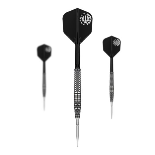 Šipky Target Japan Paul Lim The Legend GEN8 Swiss Point Steeldarts - 24g Das Bild zeigt drei Steeldarts des Produkts „Target Japan Paul Lim The Legend GEN8 Swiss Point – 24g“. Die Darts haben schwarze Flights und ein silbernes, strukturiertes Barrel-Design.