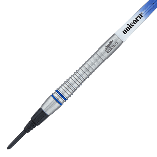 04504_Unicorn_World_Champion_Gary_Anderson_Phase_6_Softdarts_2 Das Bild zeigt einen Softdart der Marke Unicorn, Modell Phase 6 World Champion Gary Anderson. Der Dart ist silbern mit blauen Akzenten und hat ein geriffeltes Griffdesign.