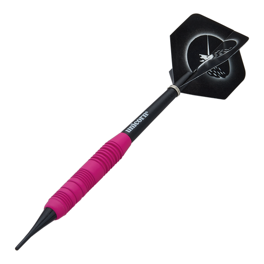 Šipky Unicorn Core Plus pogumované růžové - 19g Das Bild zeigt einen pinken, gummierten Softdart namens "Unicorn Core Plus" mit einem Gewicht von 19g. Der Dartpfeil hat einen schwarzen Schaft und Flights mit einem Einhorn-Design.