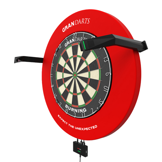 Das Bild zeigt das GranDarts GranEye Steeldart Auto-Scoring-System mit einer roten Umrandung um die Dartscheibe. Zwei schwarze Arme mit Sensoren ragen seitlich heraus, um die automatische Punktezählung zu ermöglichen.