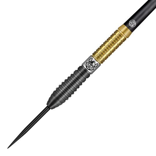 Das Bild zeigt einen Shot Pro Series Jitse Van Der Wal Steeldart mit 24 Gramm Gewicht. Der Dart hat einen schwarzen und goldenen Griff sowie eine gravierte Illustration auf dem Barrel.