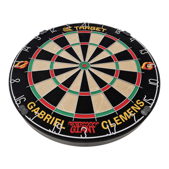 Sada ocelových terčů Target Gabriel Clemens Dies ist eine Steeldartboard-Set mit der Aufschrift „Gabriel Clemens“ und „German Giant“. Das Board ist von der Marke Target und hat die klassischen Farben und Markierungen eines Dartboards.