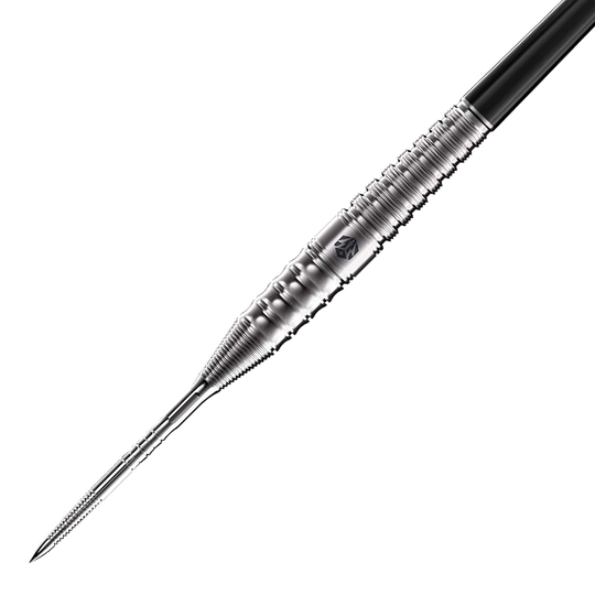 Dies ist ein Steeldart namens "Caliburn Player The Pandaman Essential" mit einem Gewicht von 23g. Der Dart besteht aus silbernem Metall und hat eine gerillte Griffzone.