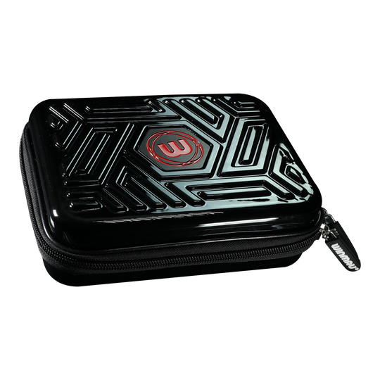 Peněženka Winmau Armor G2 Dart Das Bild zeigt ein schwarzes Dart-Etui mit einem geometrischen Muster auf dem Deckel. In der Mitte befindet sich ein rotes Logo und der Reißverschluss trägt den Schriftzug "Winmau".