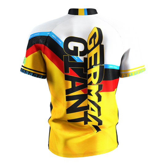 Tričko Target Coolplay Gabriel Clemens 2025 s nápisem "dap" Das Bild zeigt das "Target Coolplay Gabriel Clemens 2025 Dartshirt" von hinten. Auf dem Shirt steht in großen Buchstaben "German Giant" und es ist in den Farben der deutschen Flagge gestaltet.