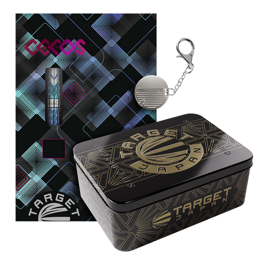 Das Bild zeigt das Produkt "Target Japan Kaze Series Ceros 03 Steeldarts - 24g" in einer dekorativen Verpackung. Neben der edlen Box ist auch ein Schlüsselanhänger mit dem Target-Logo zu sehen.