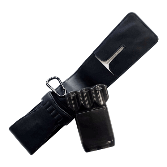 Pouzdro na šipky Cameo Thread Das Bild zeigt ein schwarzes Dart-Etui mit einem Kunststoff-Behälter und Karabiner. Das Etui ist offen dargestellt, sodass das Innere sichtbar ist.