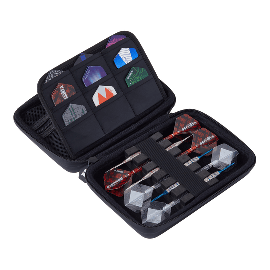 Pouzdro na šipky Unicorn Ultra 3UP Medium - černé Das Bild zeigt ein geöffnetes Dartcase mit mehreren Dartpfeilen und Flights ordentlich einsortiert. Die Tasche ist schwarz und trägt den Namen "Unicorn Ultra 3UP Medium Dartcase".