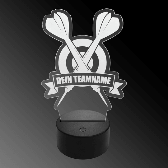 LED plexisklová šipková lampa s vlastním textem Das Bild zeigt eine LED-Lampe aus Plexiglas in Form von zwei gekreuzten Dartpfeilen vor einer Zielscheibe. Auf einem Banner steht der Text "DEIN TEAMNAME".