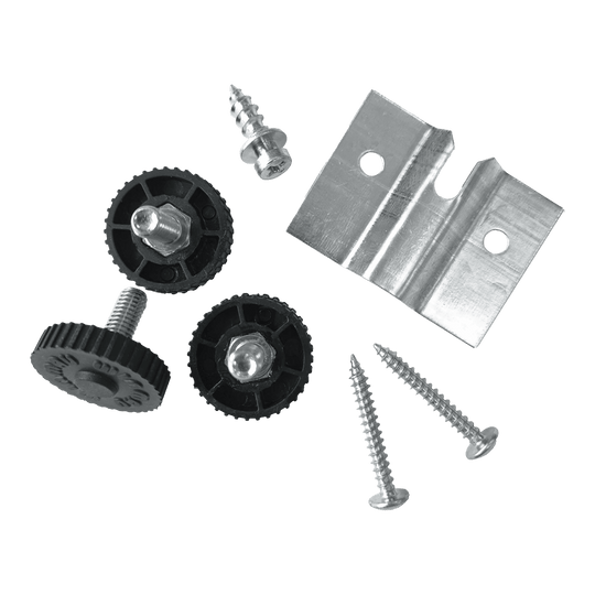 Nástěnný držák Winmau Rota-Lock Blade 6 Das Bild zeigt das Winmau Rota-Lock Blade 6 Wandhalterungs-Set mit Schrauben, Kunststoffrädern und einer Metallhalterung. Es sind alle benötigten Teile zur Befestigung eines Dartboards an der Wand abgebildet.