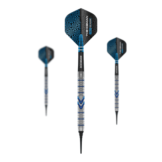 Šipky Red Dragon Gerwyn Price Iceman Midnight Edition měkké - 20g Das Bild zeigt drei Softdarts des Modells "Red Dragon Gerwyn Price Iceman Midnight Edition" mit 20g Gewicht. Die Darts sind silber, blau und schwarz und haben ein auffälliges, modernes Design.