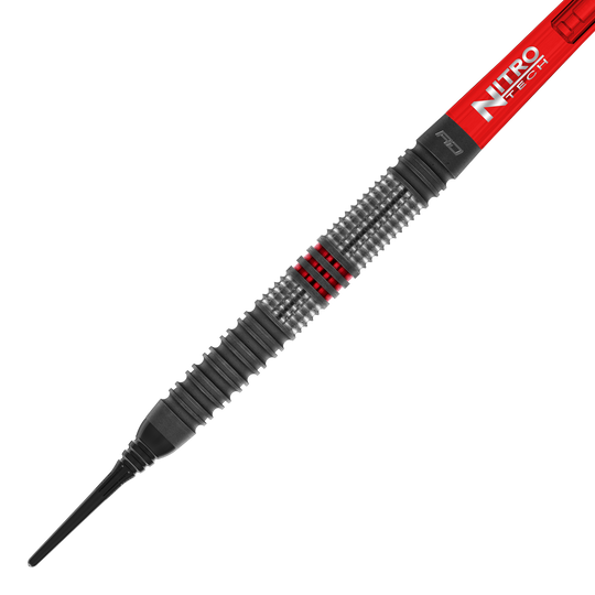 Red Dragon Jonny Clayton Hiraeth měkké šipky - 20g Das Bild zeigt den Red Dragon Jonny Clayton Hiraeth Softdart mit einem Gewicht von 20 Gramm. Der Dart hat ein silbernes Griffstück mit roten Akzenten und einen roten Schaft mit der Aufschrift "Nitro Tech".