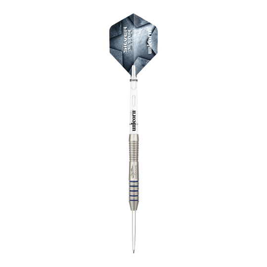 Ocelové šipky Unicorn Silver Star Var.3 Gary Anderson Das Bild zeigt die Unicorn Silver Star Var.3 Gary Anderson Steeldarts. Die silberfarbenen Darts sind auf einer weißen Fläche angeordnet.