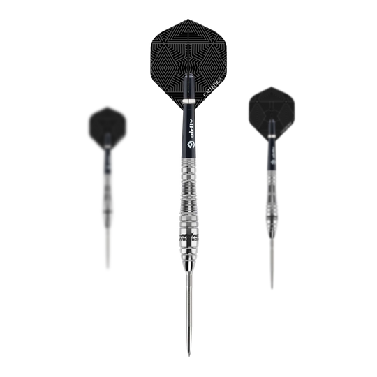 Ocelové šipky Caliburn Wolfpack W2 - 22g Das Bild zeigt drei Steeldarts des Produkts "Caliburn Wolfpack W2 Steeldarts - 22g". Die Darts haben silberne Spitzen und schwarze Flights mit geometrischem Muster.