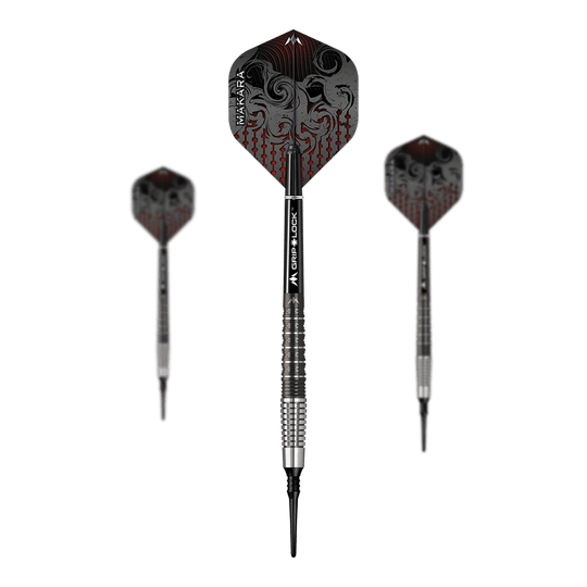 Měkké šipky Mission Makara M2 - 20g Auf dem Bild sind drei Mission Makara M2 Softdarts mit einem Gewicht von 20g zu sehen. Die Darts haben schwarze Flights mit einem dekorativen Muster und silber-schwarze Griffe.