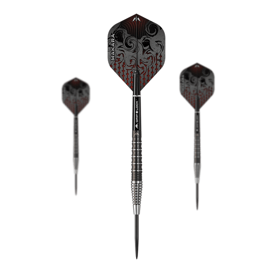 Ocelové šipky Mission Makara M2 - 23g Das Bild zeigt drei Steeldarts des Produkts "Mission Makara M2 - 23g". Die Darts haben schwarze Flights mit einem roten Muster und einem silber-schwarzen Barrel.