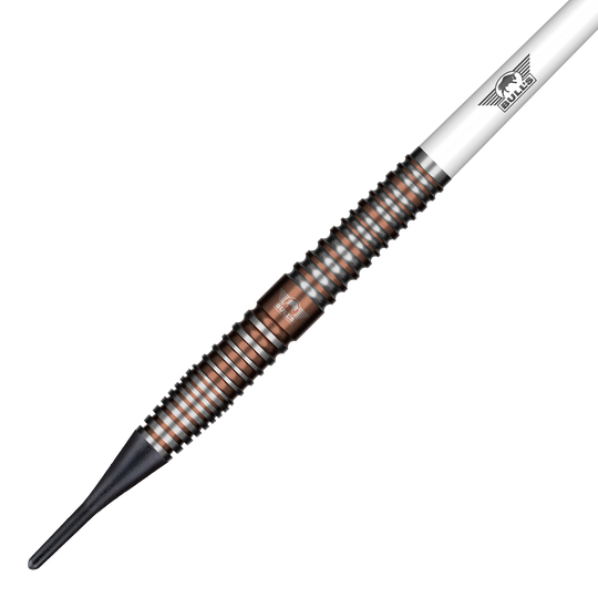 Měkké šipky Bulls NL Max Hopp E5 - 20g Auf dem Bild sieht man die Bulls NL Max Hopp E5 Softdarts mit einem Gewicht von 20 Gramm. Diese Softdarts sind für Präzision und gutes Handling bekannt.