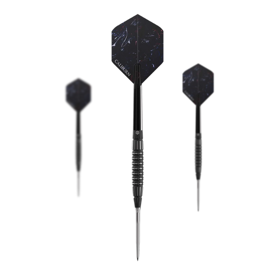 Ocelové šipky Caliburn Sword S3 - 23g Das Bild zeigt drei Steeldarts des Modells "Caliburn Sword S3" mit einem Gewicht von 23g. Die Darts haben ein schwarzes Design mit silbernen Spitzen und dunklen Flights.