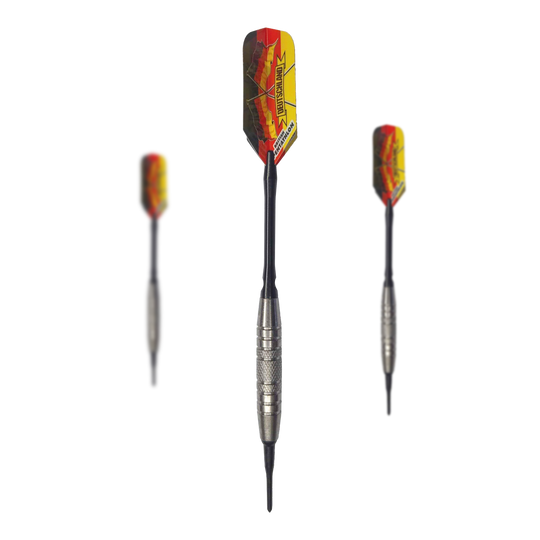 Měkké šipky McDart 85 Tungsten V6 - 16g Das Bild zeigt drei Softdarts des Modells "McDart 85er Tungsten V6" mit einem Gewicht von 16g. Die Darts haben silberne Barrels und bunte Flights in Rot-Gelb-Schwarz.