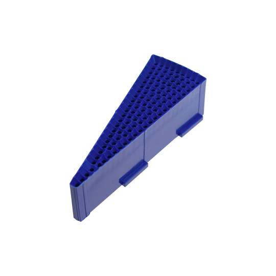 Das Bild zeigt ein blaues Ersatzfeld für eine Löwen Dart-Scheibe. Das Feld ist dreieckig und hat viele kleine Löcher für die Dartspitzen.