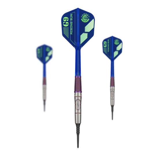 Měkké šipky Target Japan Haruki Muramatsu Rising Sun GEN9 2BA - 21,5g Das Bild zeigt drei Softdarts der Marke Target Japan Haruki Muramatsu Rising Sun GEN9 2BA mit einem Gewicht von 21,5g. Die Darts haben blaue Flights mit grünem Aufdruck und silberne Spitzen.